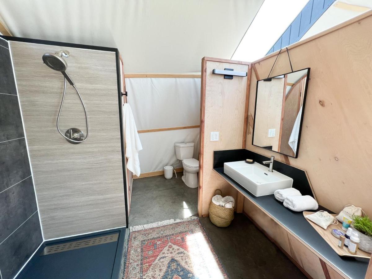 Backland Hotel Уилямс Екстериор снимка