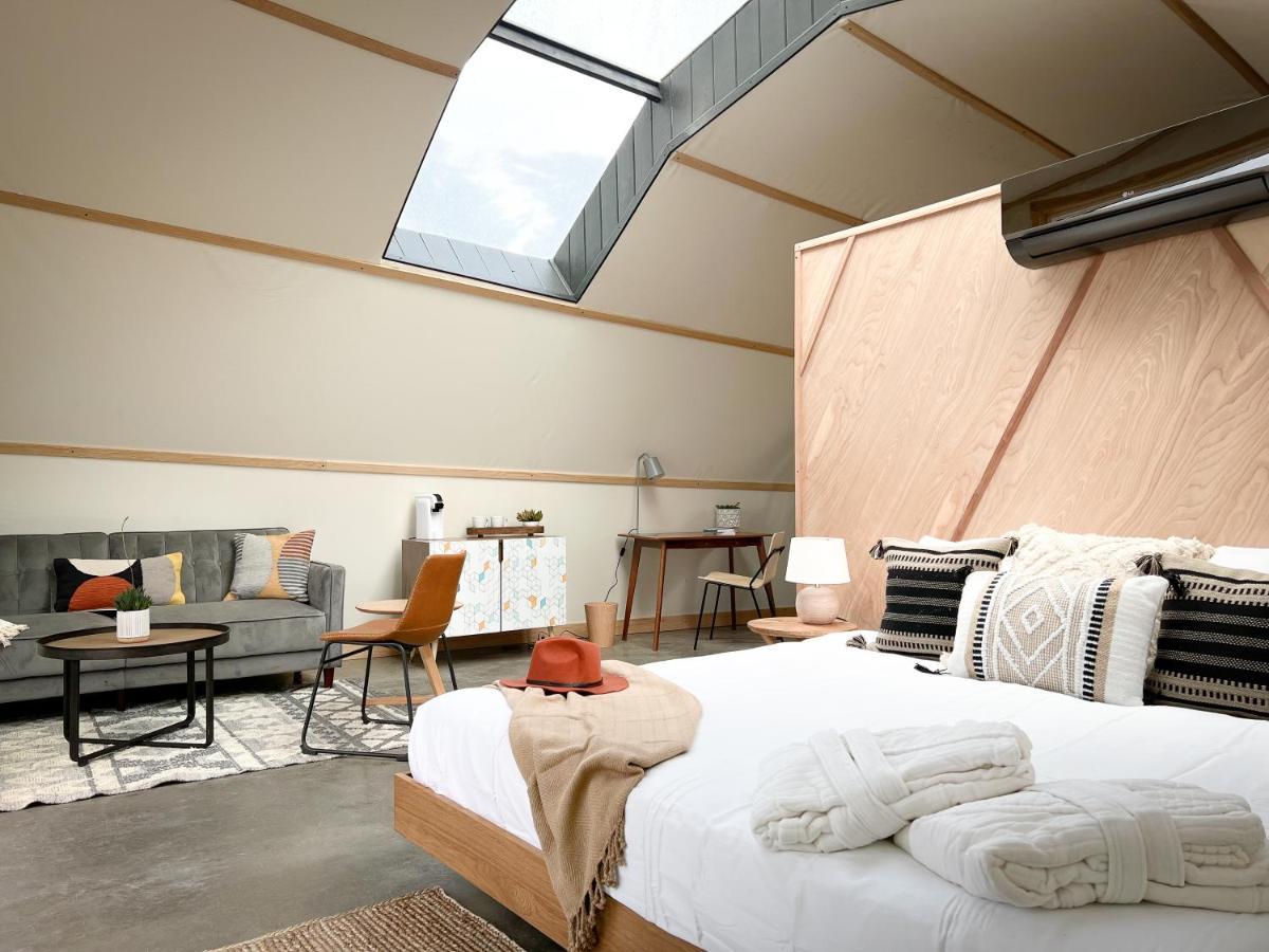 Backland Hotel Уилямс Екстериор снимка