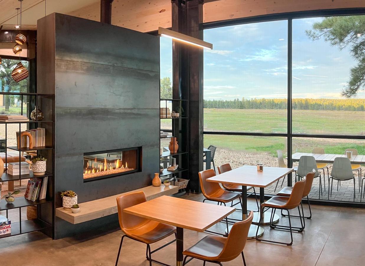 Backland Hotel Уилямс Екстериор снимка