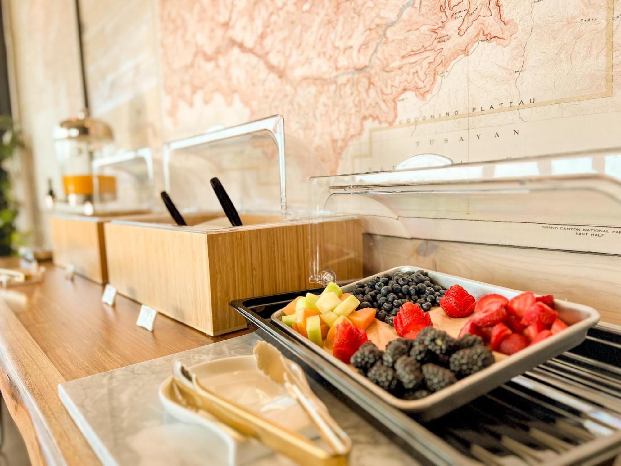 Backland Hotel Уилямс Екстериор снимка